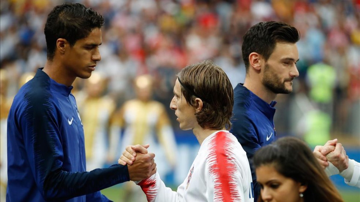 Varane e Modric se cumprimentam antes da final da Copa do Mundo.