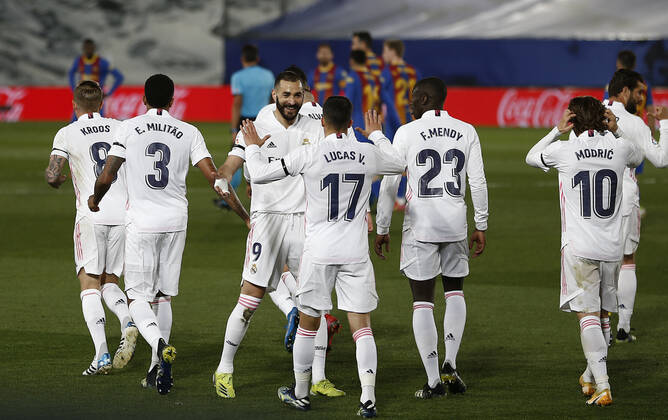 Benzema celebra gol com Lucas Vázquez na vitória do Real Madrid