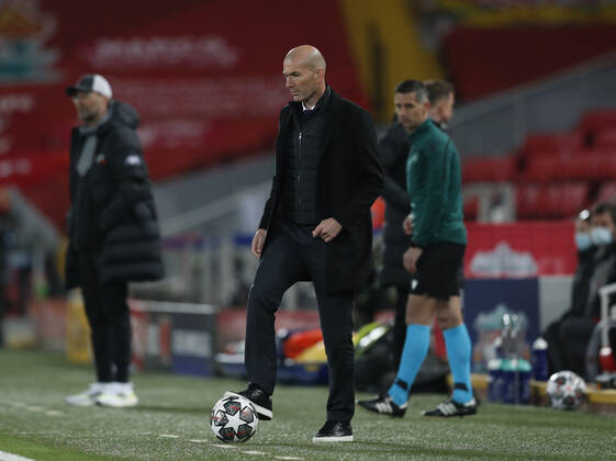 Zidane controla a bola, assim como seu time controlou o jogo contra o Liverpool.