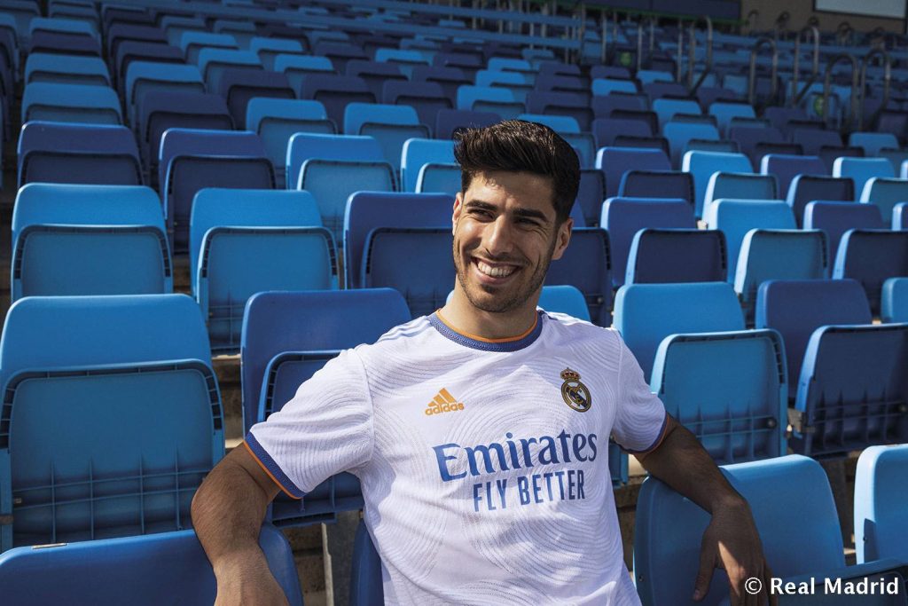 Asensio com a nova camisa do Real Madrid