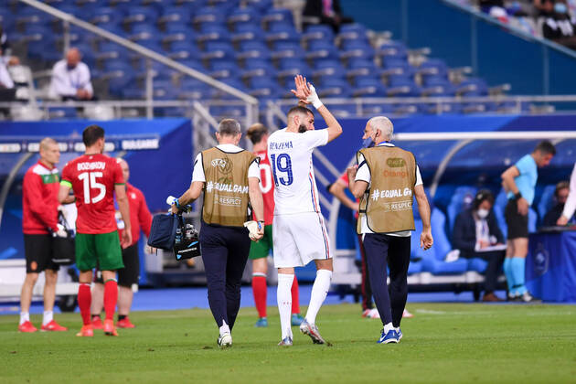 Com dores, Benzema deixa amistoso da França contra Bulgária