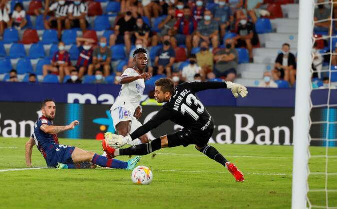 Vini brilha e salva Real Madrid de derrota contra Levante