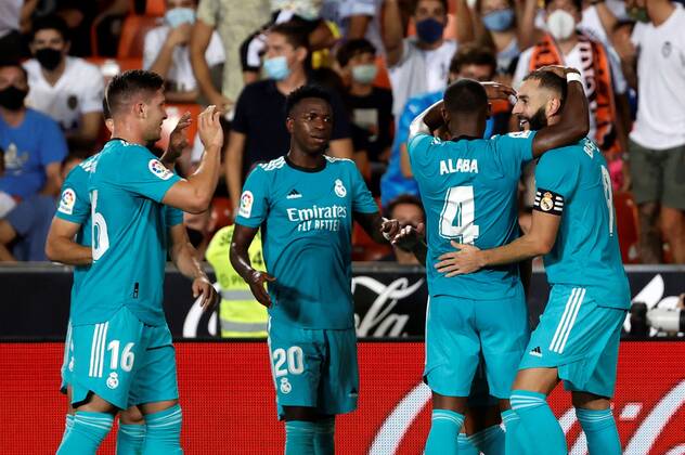 Vinicius e Benzema brilham, Real Madrid vence e se isola na liderança