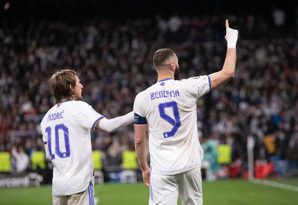 Benzema faz três, Vini Jr e Modric destroem e Real Madrid bate PSG