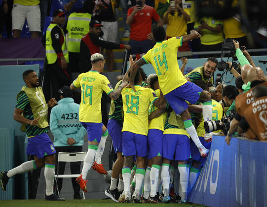Casemiro marca, Brasil vence Suíça e avança de fase na Copa
