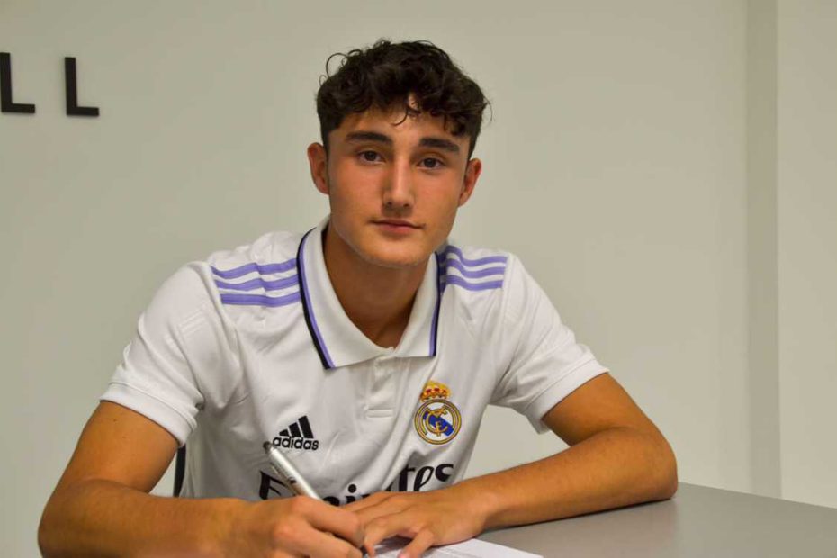 Lateral de 16 anos assina contrato profissional com o Real Madrid