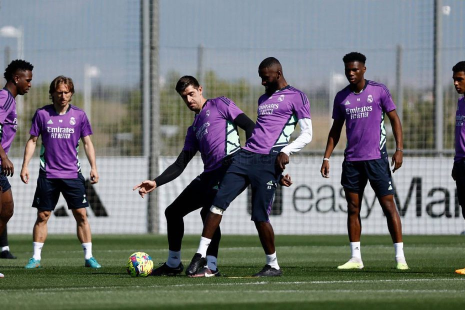 Desfalcado, Real Madrid relaciona 21 jogadores para visitar Girona