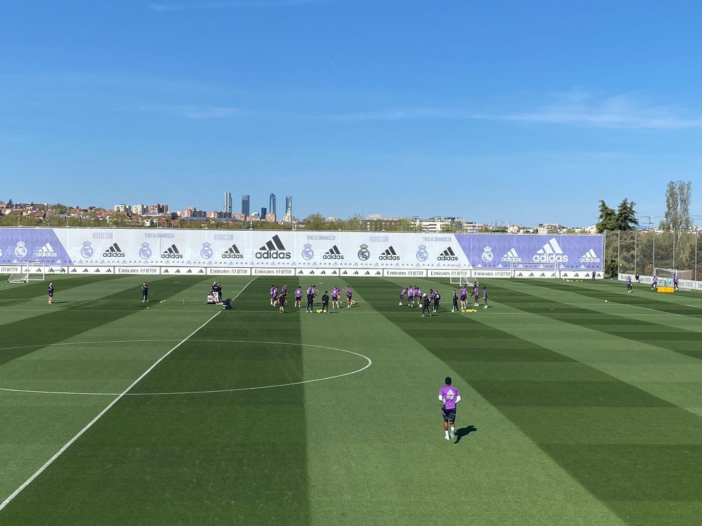 Rodrygo entra em campo durante treino do Real Madrid