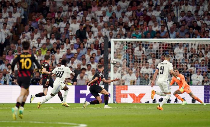 Vini Jr marca golaço e Real Madrid empata com City no Bernabéu