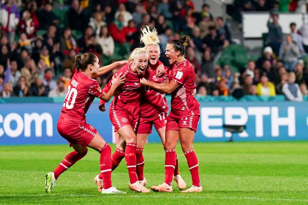 Dinamarca conquista vitória na reta final na estreia na copa