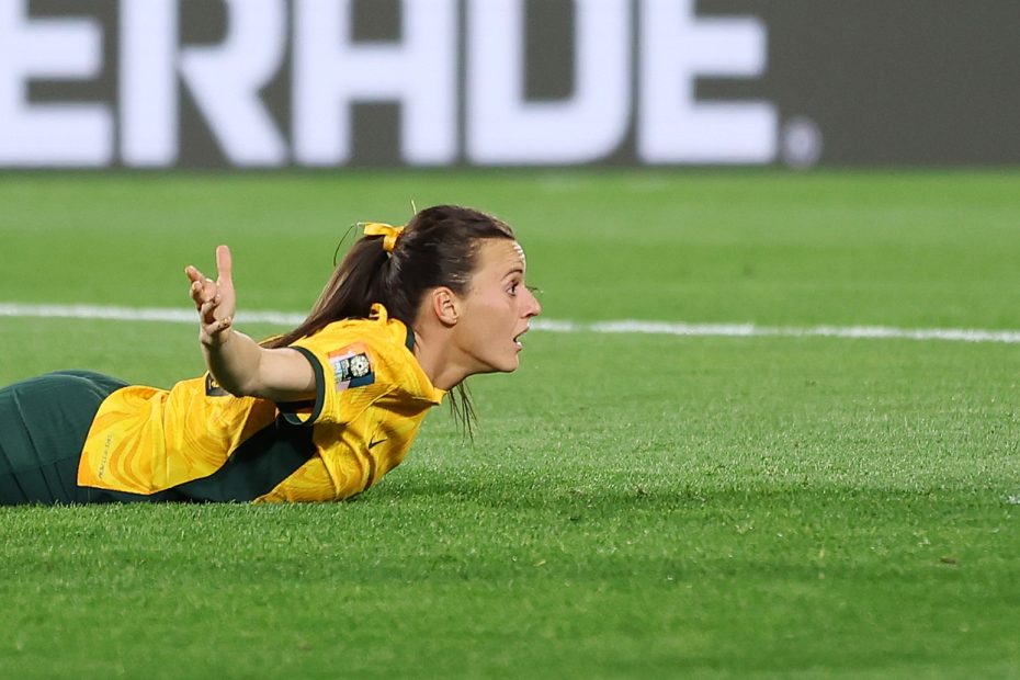 Hayley Raso sofre pênalti e Australia vence na estreia na Copa