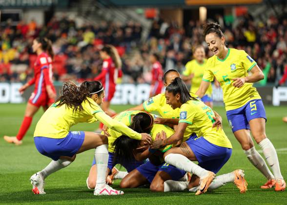 Com goleada, Brasil lidera grupo F em estreia da Copa